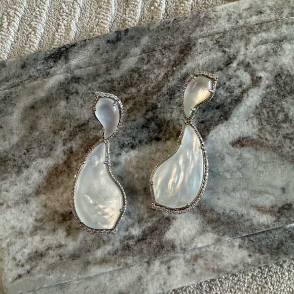 Kendra Scott Teddy earrings silver/ Mother of Pearl - Picture 7 of 7